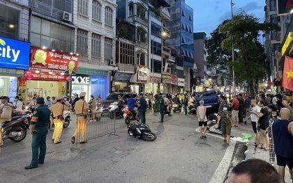 Người dân hoảng hốt kể lại vụ ô tô chồm lên loạt xe máy trên phố Khâm Thiên: "Một người đi xe máy phải nhảy khỏi xe để tránh"