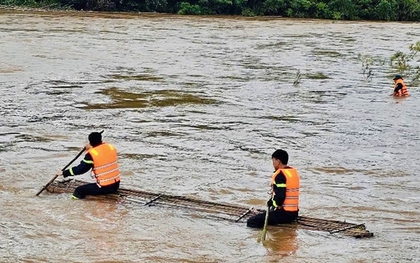 Đi qua cầu tràn, bé gái bị lũ cuốn trôi