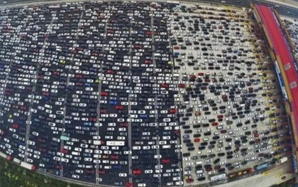 Vụ tắc đường lâu nhất thế giới: 12 ngày mắc kẹt, kéo dài 100 km, hình thành cả "nền kinh tế chợ đen" giữa đường!