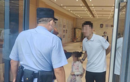 Ông nội lần đầu đưa cháu gái đi học, chỉ ít phút sau trường mầm non phải báo cảnh sát