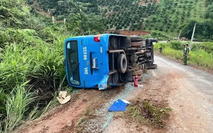 Lật xe khách chở 19 sinh viên đi phát quà từ thiện ở Lâm Đồng