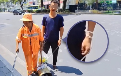 Người mẹ lao công dẫn con trai thiểu năng trí tuệ nhặt rác giữa trời nắng