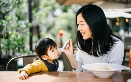 Đi học ăn vèo vèo hết bát cơm, về nhà đút mãi không chịu ăn: Lý do khiến mẹ nào cũng bất ngờ