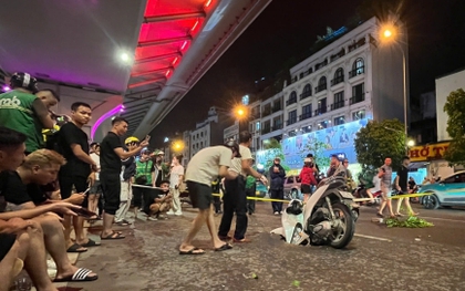 Hà Nội: "Hố tử thần" xuất hiện sau trận mưa lớn, "nuốt" xe máy đi đường