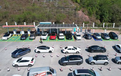 Xe điện nhiều, ít trạm sạc, lúc khẩn cấp phải làm sao: Trung Quốc xử lý bài toán khó bằng cách "cực độc"