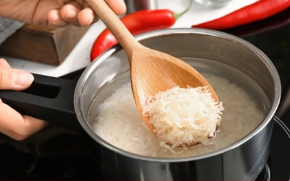 Nấu cơm bằng nước nóng hay nước lạnh ngon hơn?