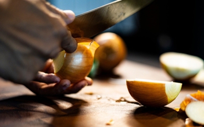 Mẹo bóc vỏ hành không bị cay mắt