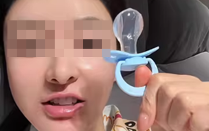 Trào lưu người lớn ngậm núm ti giả đi ngủ gây sốt mạng xã hội Trung Quốc