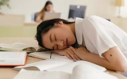 Nữ sinh học giỏi quên ghi tên, ngủ trong giờ thi đại học: Đến lúc biết điểm cả tỉnh đều sững sờ