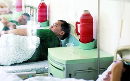 Cả nhà 3 người cùng nhập viện cấp cứu vì ngộ độc sau khi ăn trứng rán