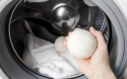 Bỏ 3 quả bóng vào máy giặt, mẹo giúp quần áo nhanh khô hơn nhưng rất ít người biết