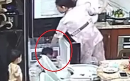 [CLIP] Xem camera giấu kín, sốc khi phát hiện bé 2 tuổi bị bảo mẫu bạo hành nhiều lần