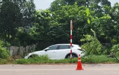 Cụ bà đang làm ruộng bị ô tô mất lái đâm tử vong