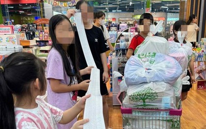 Sắm sửa đầu năm học: Gia đình chi gần 30 triệu mua sách vở cho con, hóa đơn dài hơn 5 mét