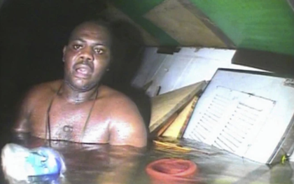 Tàu lật úp, toàn bộ thủy thủ đoàn thiệt mạng, duy nhất đầu bếp 29 tuổi "từ cõi chết trở về" kể lại 60 giờ sinh tồn dưới đáy Đại Tây Dương