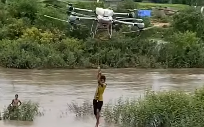 Anh nông dân Gia Lai nhanh trí dùng drone cứu hai em nhỏ kẹt giữa dòng nước xiết