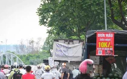 Nhức nhối tình trạng bán hàng rong bủa vây Đại lộ Thăng Long