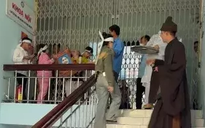 Tố bác sĩ tắc trách, người nhà làm náo loạn Trung tâm y tế để lễ 'trục vong'