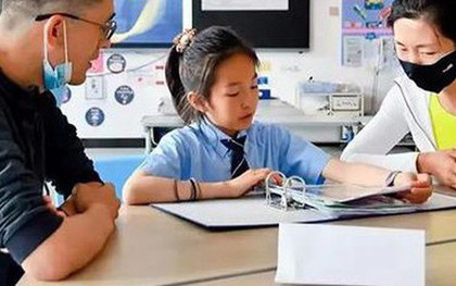 Ghé trường mua sách giáo khoa cho con, bà mẹ TP.HCM than bị thu 1 khoản "trời ơi đất hỡi": Phụ huynh tranh cãi