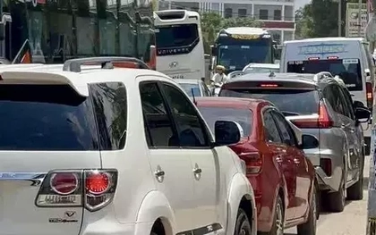 Mũi Né ùn tắc khi du khách đổ xô đi biển Lâm Đồng