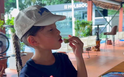 Hành động nhỏ của Lisa khi ăn dưa hấu, netizen khen: "Mẹ Hà dạy con khéo thật!"