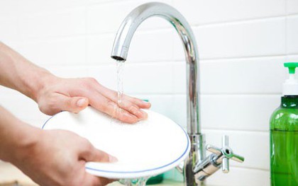 Khi rửa bát đĩa, hãy làm theo cách này để sạch hết hóa chất: Đừng vội vàng để rồi "ăn" chất tẩy rửa vào người