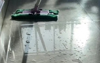 Sàn nhà bốc mùi tanh như cá chết dù vừa lau, phát hiện sự thật tôi cứng đơ người!