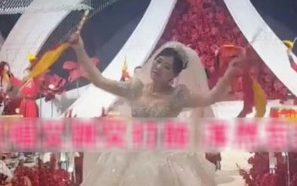 Cô dâu 38 tuổi gây tranh cãi vì trình diễn "lố" trong đám cưới