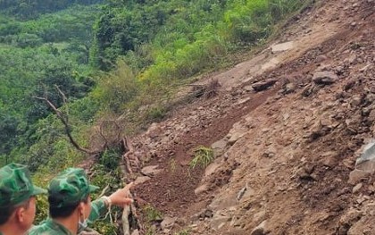 Đất đá sạt lở tràn xuống Quốc lộ 15D, đường lên Cửa khẩu quốc tế La Lay tê liệt