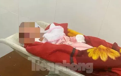 Bé gái sơ sinh bị bỏ rơi ở nhà văn hóa kèm bức thư viết tay nhờ người "nuôi giúp"