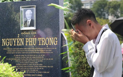 Lá thư tay và những hình ảnh xúc động trước phần mộ cố Tổng Bí thư Nguyễn Phú Trọng trong ngày giỗ đầu