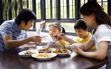 Nghiên cứu chỉ ra: Cha mẹ vô tư làm điều này trong bữa ăn, về lâu dài con cái đau đớn cả về mặt thể xác lẫn tinh thần!
