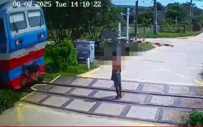 Người đàn ông đứng giữa đường ray bị tàu hỏa tông tử vong