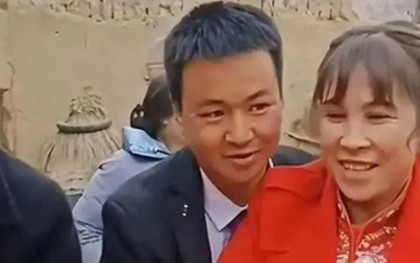 Chú rể 33 tuổi cưới cô dâu 46 tuổi, hành động trong đám cưới gây bất ngờ