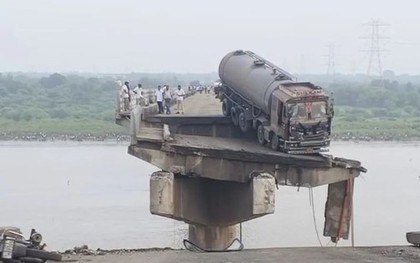 Cầu sập, nhiều phương tiện rơi xuống sông, ít nhất 9 người tử vong