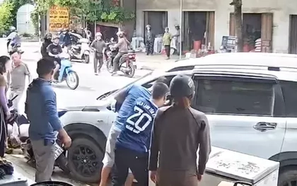 Phản ứng nhanh của anh thợ điện lạnh cứu tài xế nghi đột quỵ trong xe ô tô