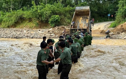 Hình ảnh chạm đến triệu trái tim: Các chiến sĩ công an xếp thành "hàng rào sống" giữa lũ dữ, đưa sản phụ đi sinh an toàn
