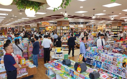 Nhộn nhịp mùa tựu trường: Phụ huynh "chạy đua" sắm đồ học tập, nhà sách tăng tốc phục vụ nhu cầu tăng vọt