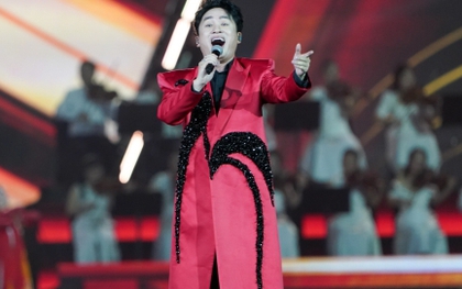 Tùng Dương hát Viết Tiếp Câu Chuyện Hoà Bình trong concert quốc gia gây sốt