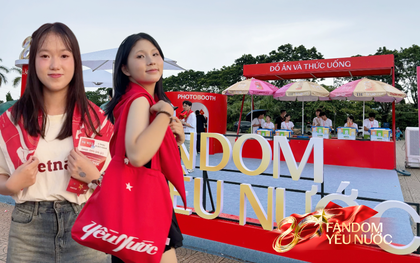 CLIP: Đến Booth Fandom Yêu Nước khui trúng “sít rịt” khăn, túi, áo đang hot rần rần, gặp ai cũng muốn khoe