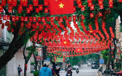 Con phố "hot nhất Hà Nội" tràn ngập sắc đỏ: Không khí 2/9 lan toả mạnh mẽ, thu hút đông đảo người đến check-in