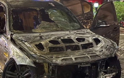 Ô tô BMW cháy ngụt ngụt trên phố Hà Nội