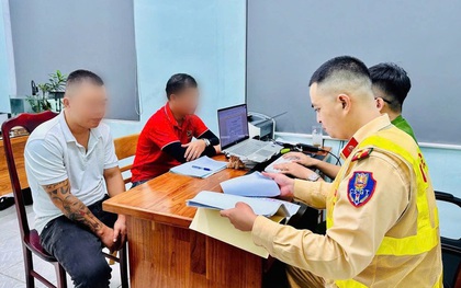 Phụ xe ngang nhiên ngồi giữa Quốc lộ, chặn đầu xe khác: Do tranh giành khách