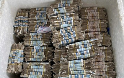Người mang cả thùng tiền lẻ đi mua ô tô: 'Tôi tích cóp nhờ bán rau'