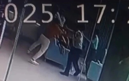 Phẫn nộ: Đôi vợ chồng trẻ hành hung người phụ nữ 60 tuổi tại sảnh chung cư ở TP.HCM, nguồn cơn chỉ vì điều này