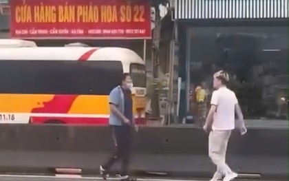 Tài xế xe buýt tấn công hành khách khi bị chụp ảnh xe lạng lách