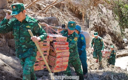 Vượt núi, vượt sông cõng hàng cứu trợ vào tiếp tế người dân đang bị cô lập do lũ
