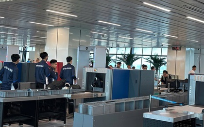 Ôm con vài tháng tuổi vẫn phải tháo thắt lưng, cởi giày để kiểm tra an ninh ở sân bay