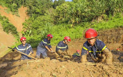 Chiến sĩ ngâm bùn tìm kiếm nạn nhân mất tích do sạt lở đất ở Điện Biên