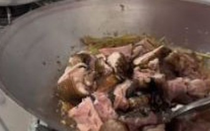 Được người lạ tặng thịt miễn phí, người phụ nữ sốc nặng sau khi nấu chín